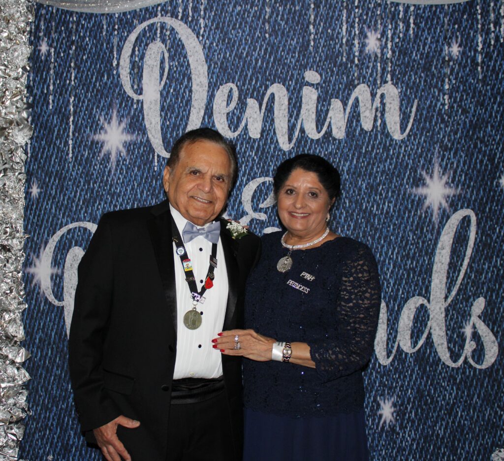 two people smiling.